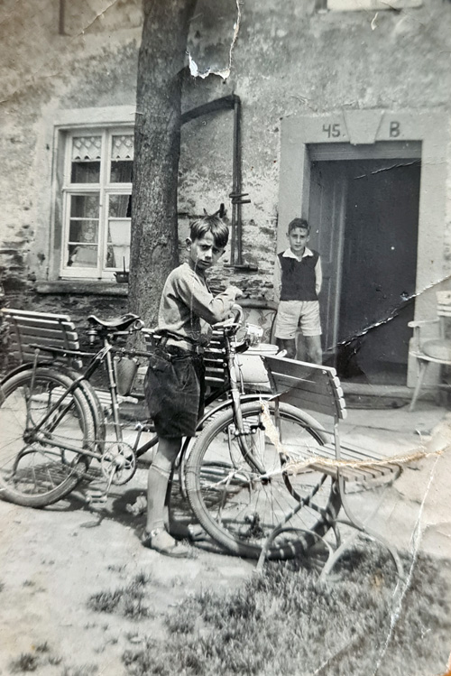 Ranco Brantner mit Fahrrad, vermutlich Anfang der 1940er Jahre (Foto: DZOK Ulm, NL Brantner)