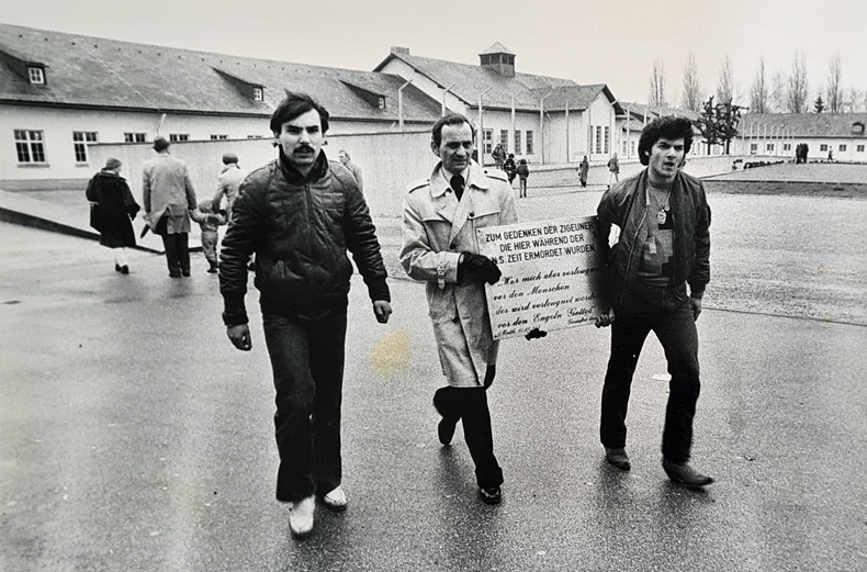 Rudko Kawczynski (li.), Tornado Rosenberg (re.) und Ranco Brantner tragen eine Gedenktafel für die im KZ Dachau ermordeten Sinti und Roma bei der Abschlusskundgebung nach dem Hungerstreik, April 1980 (Foto: DZOK Ulm, NL Brantner)