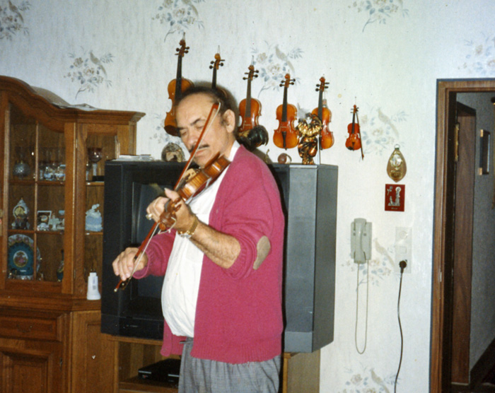 Julius Strauß in seiner Wohnung am 17. Juni 1993 (Privatbesitz/Archiv DokuZ)