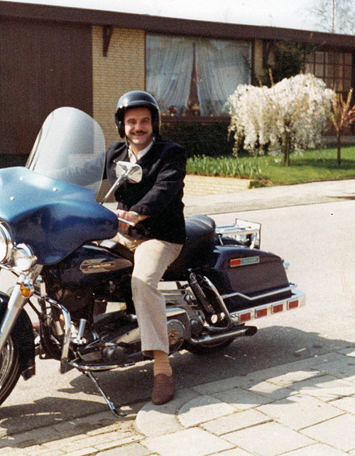 Jovi Richter mit seiner Harley Davidson in Hulsberg/Niederlande, Mai 1981 (Foto: Privatbesitz Familie Richter/Archiv DokuZ)