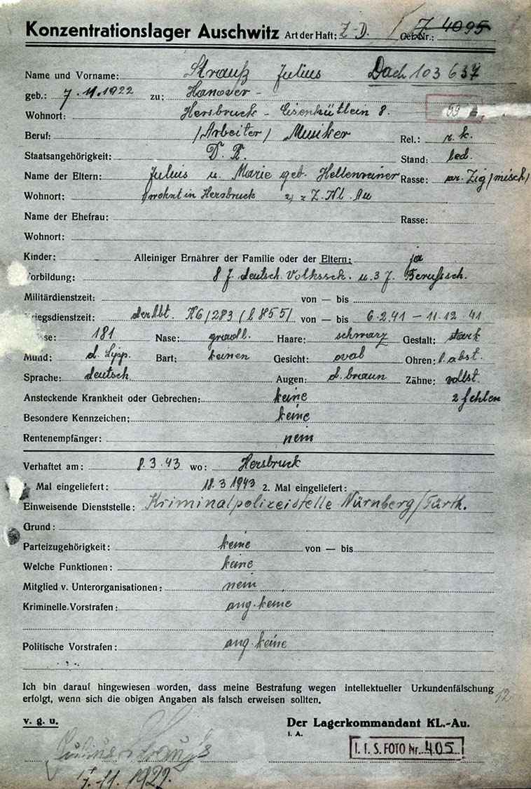 "Häftlingspersonalbogen" von Julius Strauß aus dem KZ Auschwitz-Birkenau mit (Foto: Arolsen Archives 501799)