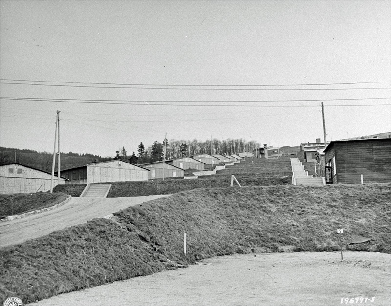 Die auf Terrassen angelegten Baracken des KZ Natzweiler-Struthof 
nach der Befreiung, 2.12.1944 (Foto: USHMM 77574)