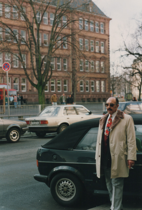 Herbert Adler vor der Frankensteiner-Schule, ca. 1992/93 (Foto: Studienkreis Dt. Widerstand)