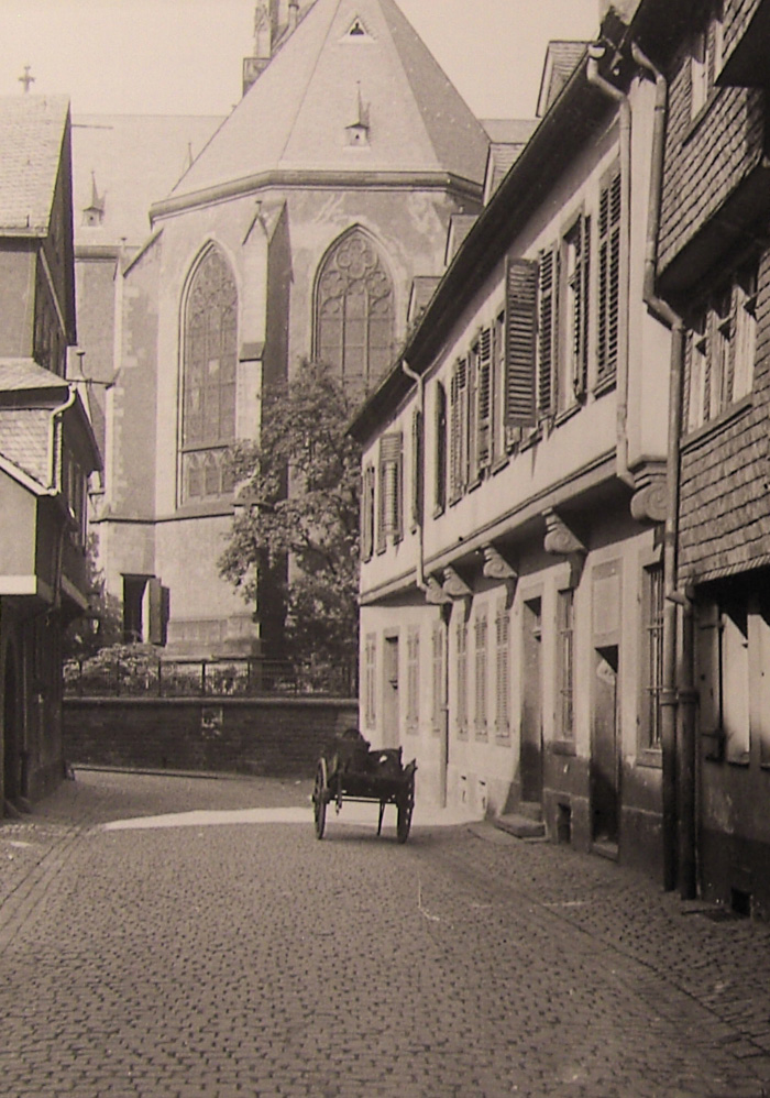 Blick von der Löhergasse auf die Dreikönigskirche, 1934 (Foto: ISG Frankfurt/Reeck, S7A1998/15538)