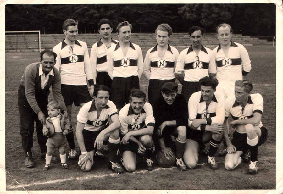 Herbert Adler (2. v.r. in der hinteren Reihe) als Amateurfußballer mit seinen Mannschaftskameraden, 1950er Jahre (Foto: Archiv DokuZ)