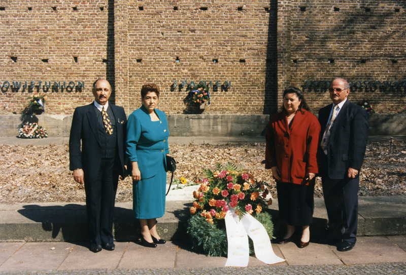 V.l.n.r.: Herbert Adler, Ilona Lagrene, Anita Awosusi und Adolf Heilig bei der Gedenkveranstaltung zur Befreiung des KZ Ravensbrück, 1996 (Foto: Archiv DokuZ)