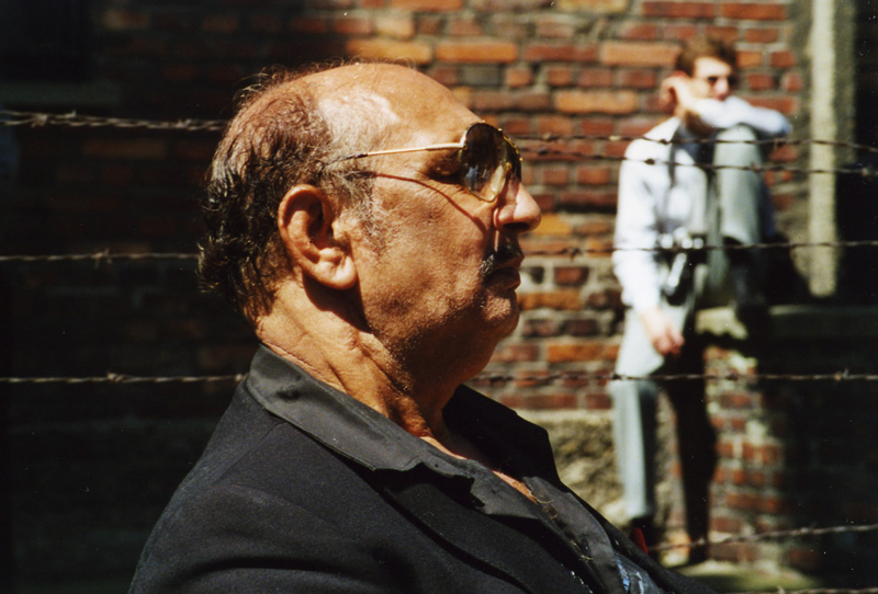 Herbert Adler bei der Eröffnung der Ausstellung in Block 13 in der Gedenkstätte Auschwitz, 2001 (Foto: Archiv DokuZ)